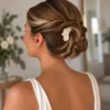 Coiffure de mariée moderne et élégante, orné d'1 épingle à cheveux de porcelaine froide en volutes.