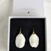 Boucles d'oreilles épurées modernes. Porcelaine froide. Tendance bijou mariage 2026