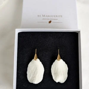 Boucles d'oreilles épurées modernes. Porcelaine froide. Tendance bijou mariage 2026