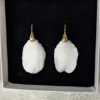 Boucles d'oreilles épurées modernes. Porcelaine froide. Tendance bijou mariage 2026