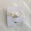 Accessoire cheveux mariage peigne. fleurs de porcelaine froide blanches et perles d'eau douce. bijou de cheveux personnalisable. Accessoire mariage luxe