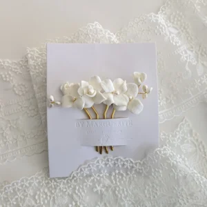 Accessoire cheveux mariage peigne. fleurs de porcelaine froide blanches et perles d'eau douce. bijou de cheveux personnalisable. Accessoire mariage luxe