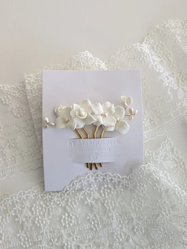 Accessoire cheveux mariage peigne. fleurs de porcelaine froide blanches et perles d'eau douce. bijou de cheveux personnalisable. Accessoire mariage luxe