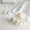 Parure mariage femme. Peigne cheveux et boucles d'oreilles assorties. Porcelaine froide blanche. lignes épurées et chic