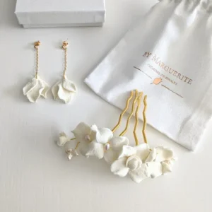 Parure mariage femme. Peigne cheveux et boucles d'oreilles assorties. Porcelaine froide blanche. lignes épurées et chic