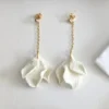 Boucles d'oreilles pendantes mariage Manon en porcelaine froide et or