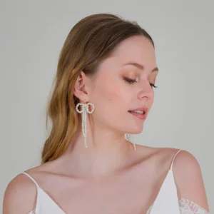 Mariée moderne. Esprit Emily in Paris. Boucles d'oreilles pendantes en perles nacrées.