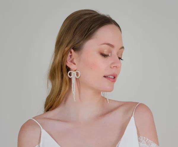 Mariée moderne. Esprit Emily in Paris. Boucles d'oreilles pendantes en perles nacrées.