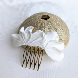 Peigne de mariage en porcelaine posé sur un oursin doré. Accessoire cheveux mariage