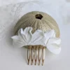 Peigne de mariage délicat et raffiné. Orné de pétales de porcelaines crées à la main.