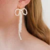 Bijou de la mariée. Boucles d'oreilles pendantes en perles nacrées. Boucles d'oreilles nœud. Mariée tendance 2026