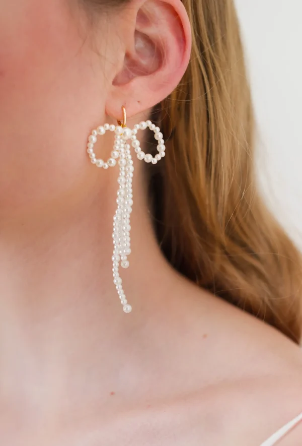 Bijou de la mariée. Boucles d'oreilles pendantes en perles nacrées. Boucles d'oreilles nœud. Mariée tendance 2026