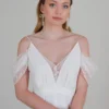 Mariée naturelle. Robe épurée, dentelle légère, tombé épaule. Boucles d'oreilles pendantes en perles nacrées.