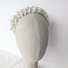 Couronne de fleurs coiffure mariage Mathilde. Petites fleurs blanches de porcelaine et perles nacrées. Tiare.