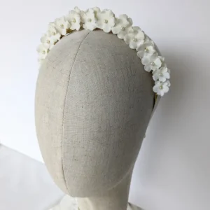 Couronne de fleurs coiffure mariage Mathilde. Petites fleurs blanches de porcelaine et perles nacrées.