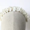 Couronne de fleurs coiffure mariage Mathilde. Petites fleurs blanches de porcelaine et perles nacrées. Tiare.