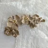 Peigne artisanal doré or clair pour voile de mariée. Bijou de cheveux ornés de fleurs et perles nacrées