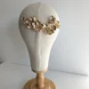 Peigne artisanal doré or clair pour voile de mariée. Bijou de cheveux ornés de fleurs et perles nacrées