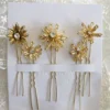 Accessoire cheveux de luxe. Ensemble de pics à chignon en forme de fleurs de perles et strass. Fait main