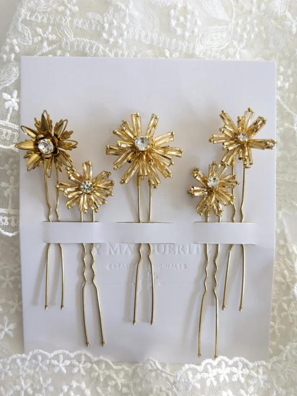 Accessoire cheveux de luxe. Ensemble de pics à chignon en forme de fleurs de perles et strass. Fait main