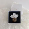 Peigne de mariée tendance blanc dans son écrin. Peigne de mariage porcelaine