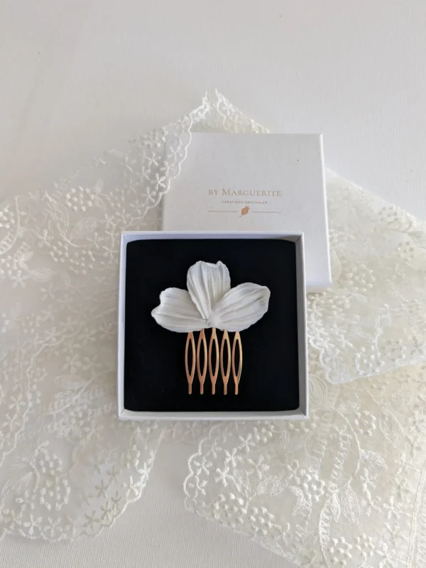 Peigne de mariée tendance blanc dans son écrin. Peigne de mariage porcelaine