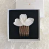 Accessoire mariage pétales blancs dans écrin; Peigne de mariage porcelaine