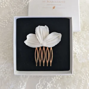 Accessoire mariage pétales blancs dans écrin; Peigne de mariage porcelaine