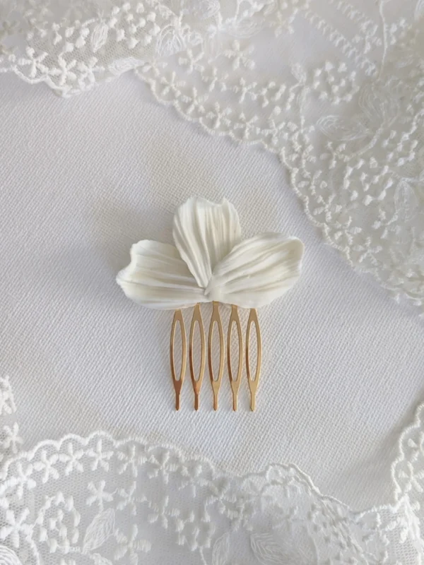 Peigne chic et tendance et voile de mariée. Peigne de mariage porcelaine