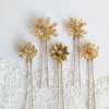 Accessoire cheveux de luxe. Ensemble de pics à chignon en forme de fleurs de perles et strass. Fait main
