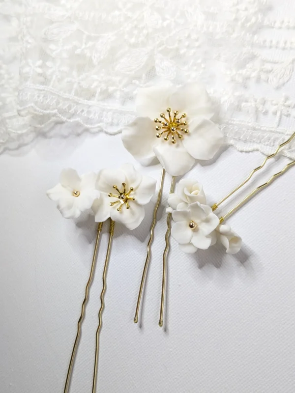 Set de 3 Pics à chignon, fleurs blanches de porcelaine et perles dorées pour un look de mariée bohème chic. Accessoire cheveux mariage.