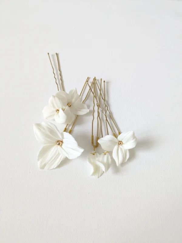 Epingles à cheveux pour coiffure de mariée. Accessoire mariage de luxe blanc et or en porcelaine froide. Ornés de fleurs texturées