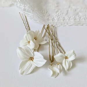 Epingles à cheveux pour coiffure de mariée. Accessoire mariage de luxe blanc et or en porcelaine froide. Ornés de fleurs texturées