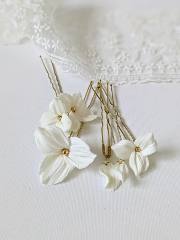 Epingles à cheveux pour coiffure de mariée. Accessoire mariage de luxe blanc et or en porcelaine froide. Ornés de fleurs texturées