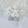 Accessoire cheveux fleurs blanches et perles argent