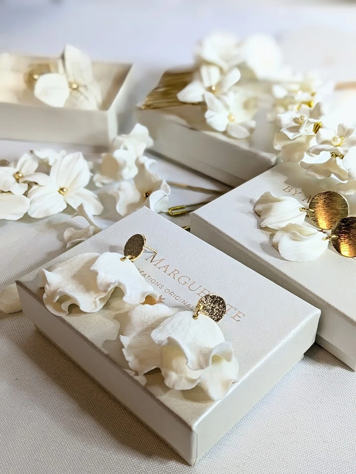 Bijoux de mariage tendance. Boucles d'oreilles, bracelet, colliers. Bijoux en porcelaine froide et perles pour la mariée romantique et contemporaine.