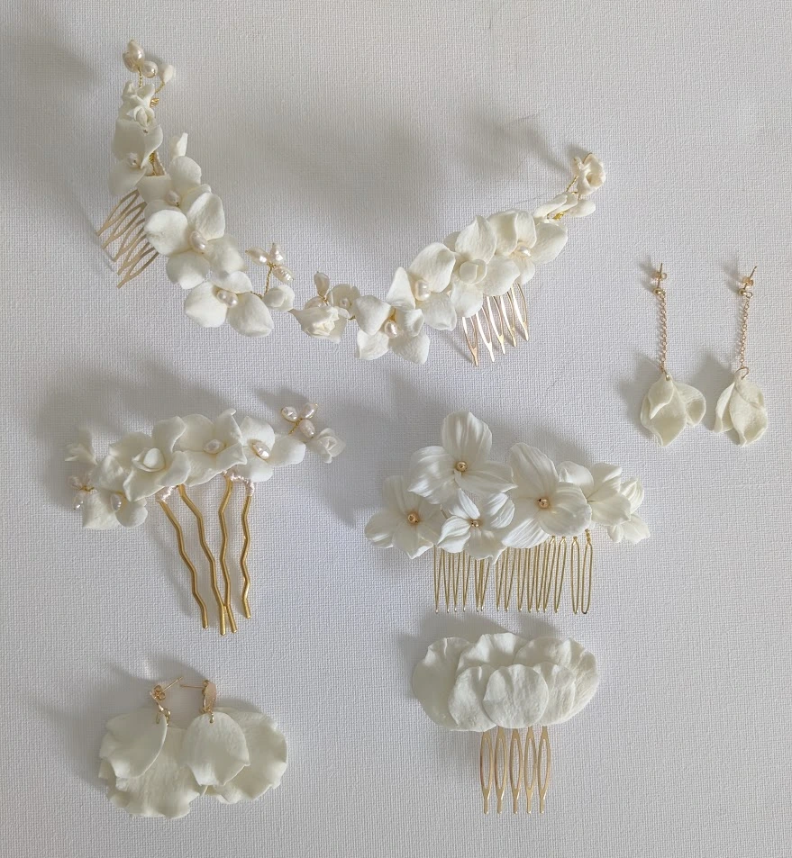 Assortiment by Marguerite Boucles d oreilles et accessoires cheveux assortis mariage blanc et nacre