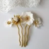 Peigne à cheveux mariage fleur de porcelaine blanches et perles et ornements dorés