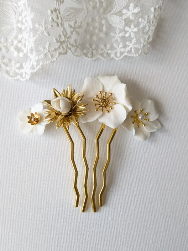 Peigne à cheveux mariage fleur de porcelaine blanches et perles et ornements dorés