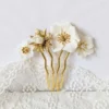 Accessoire mariage de cheveux. Peigne 4 fleurs de porcelaines façonnées à la main. avec ornements dorés