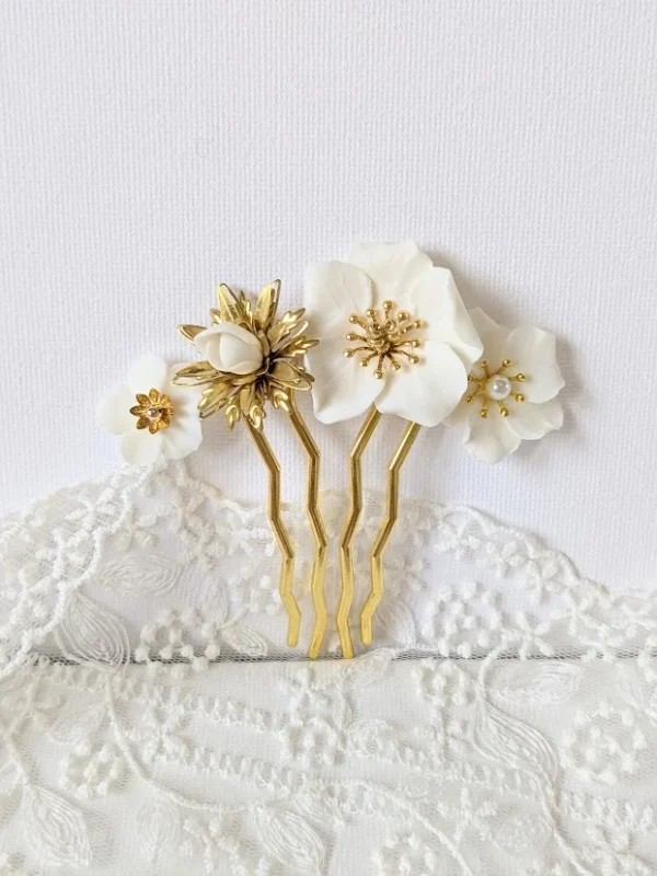 Accessoire mariage de cheveux. Peigne 4 fleurs de porcelaines façonnées à la main. avec ornements dorés