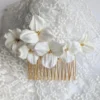 Peigne de mariée bohème chic. Fleurs texturées en porcelaine avec perles or au centre de la fleur.