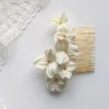 Peigne de mariée bohème chic. Fleurs texturées en porcelaine avec perles or au centre de la fleur.