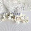 Accessoire cheveux mariage peigne argenté et strass argentés avec fleurs blanches de porcelaine froide. bijou de cheveux personnalisable