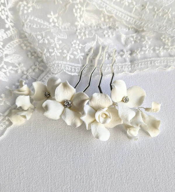 Accessoire cheveux mariage peigne argenté et strass argentés avec fleurs blanches de porcelaine froide. bijou de cheveux personnalisable
