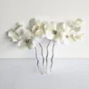 Accessoire cheveux mariage peigne argenté et strass argentés avec fleurs blanches de porcelaine froide. bijou de cheveux personnalisable