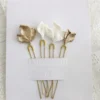 Épingles à cheveux discrètes et raffinées or clair et blanches. Pétales en porcelaine froide. fabrication artisanale