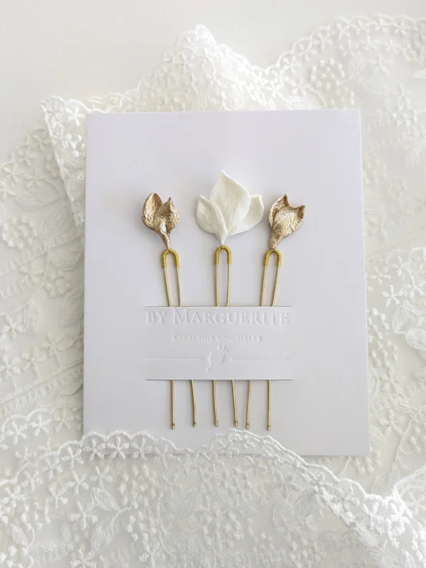 Set de pics à chignon Manon Or clair et blanc faits main. Accessoire de cheveux pour mariée. Style minimaliste chic.