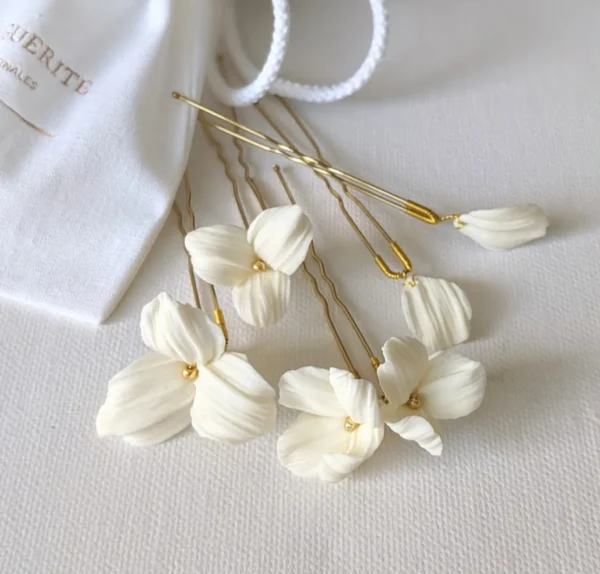Epingles à cheveux pour coiffure de mariée. Accessoire mariage de luxe blanc et or en porcelaine froide. Ornés de fleurs texturées