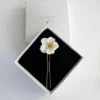 Epingle fleur blanche en porcelaine dans son écrin. Fabrication artisanale. coiffure bohème. Accessoire cheveux fleur blanche